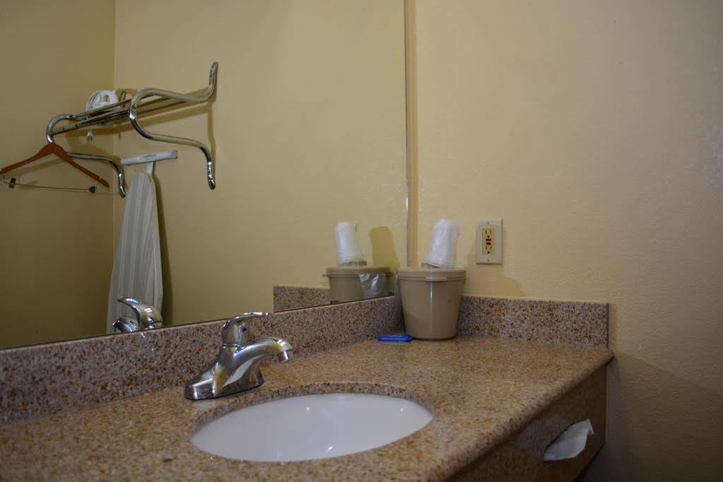 Americas Best Value Inn Yukon Buitenkant foto