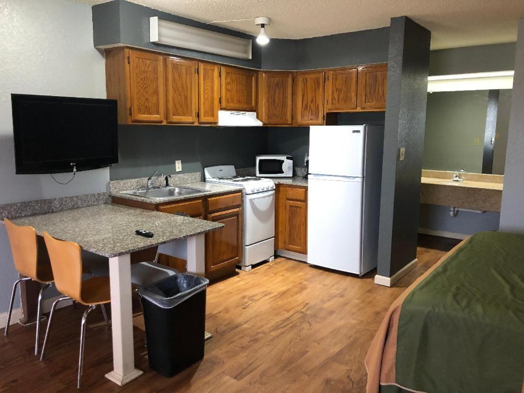 Americas Best Value Inn Yukon Buitenkant foto